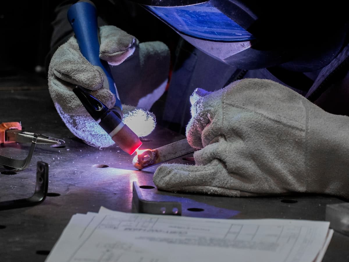 Soldadura de precisión sobre una pieza de chapa junto al plano de fabricación
